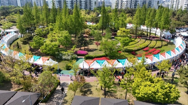 보도자료18_4월_29일_정왕동_중앙공원서_열린_시흥시_대규모_채용박람회_현장.jpg